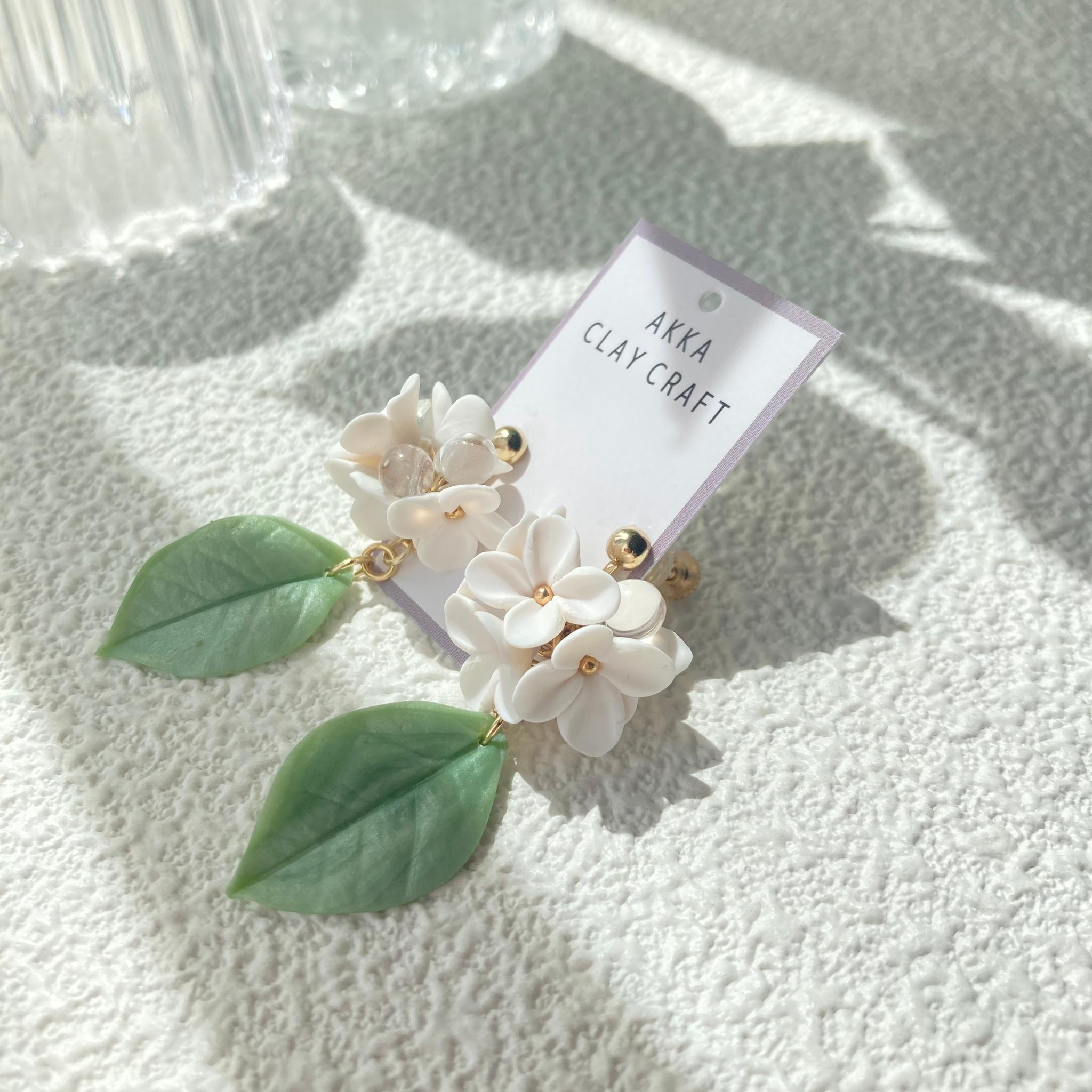 満開の白花イヤリング/ピアス1枚目の画像
