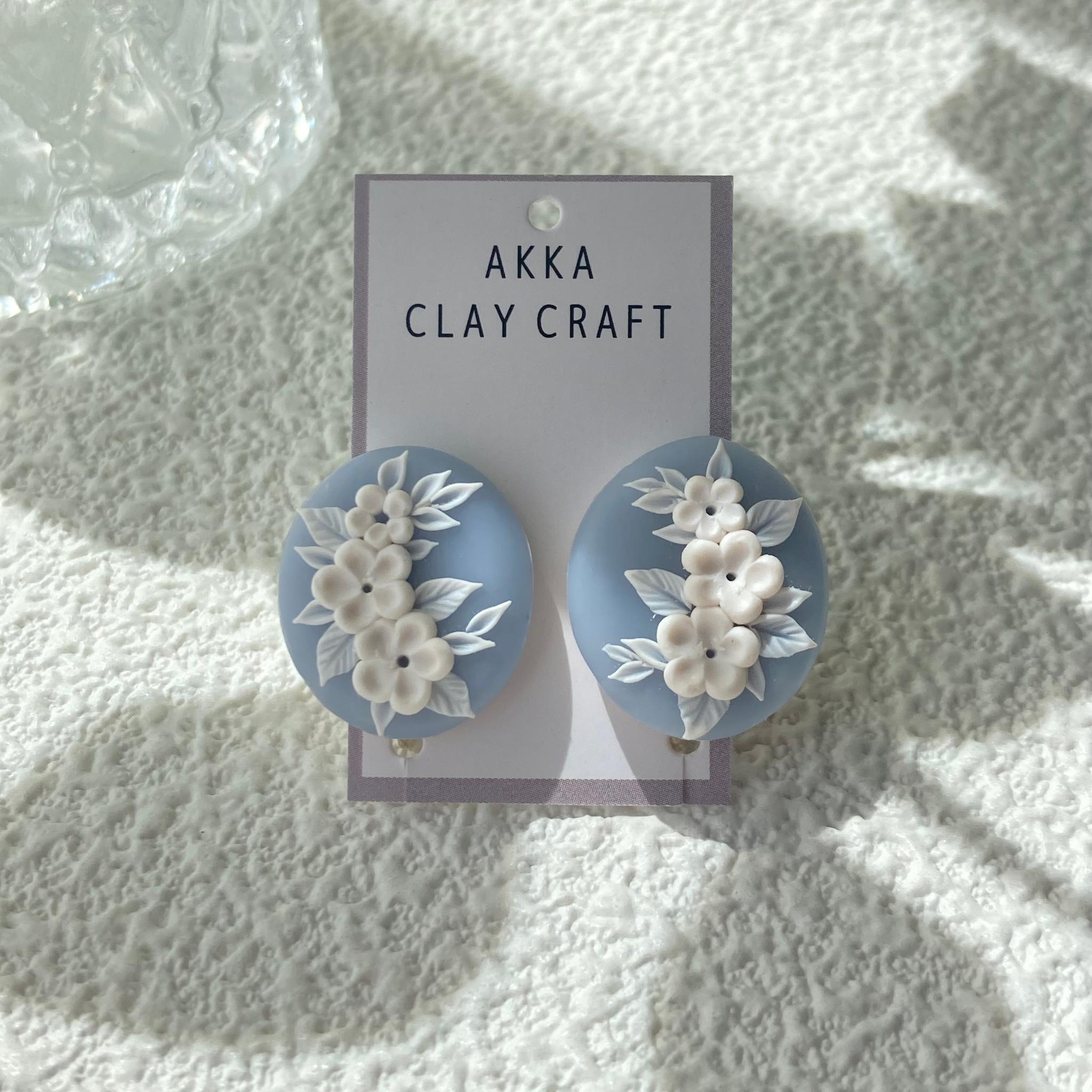 ブルーグレイオーバル　白花レリーフ耳飾り1枚目の画像