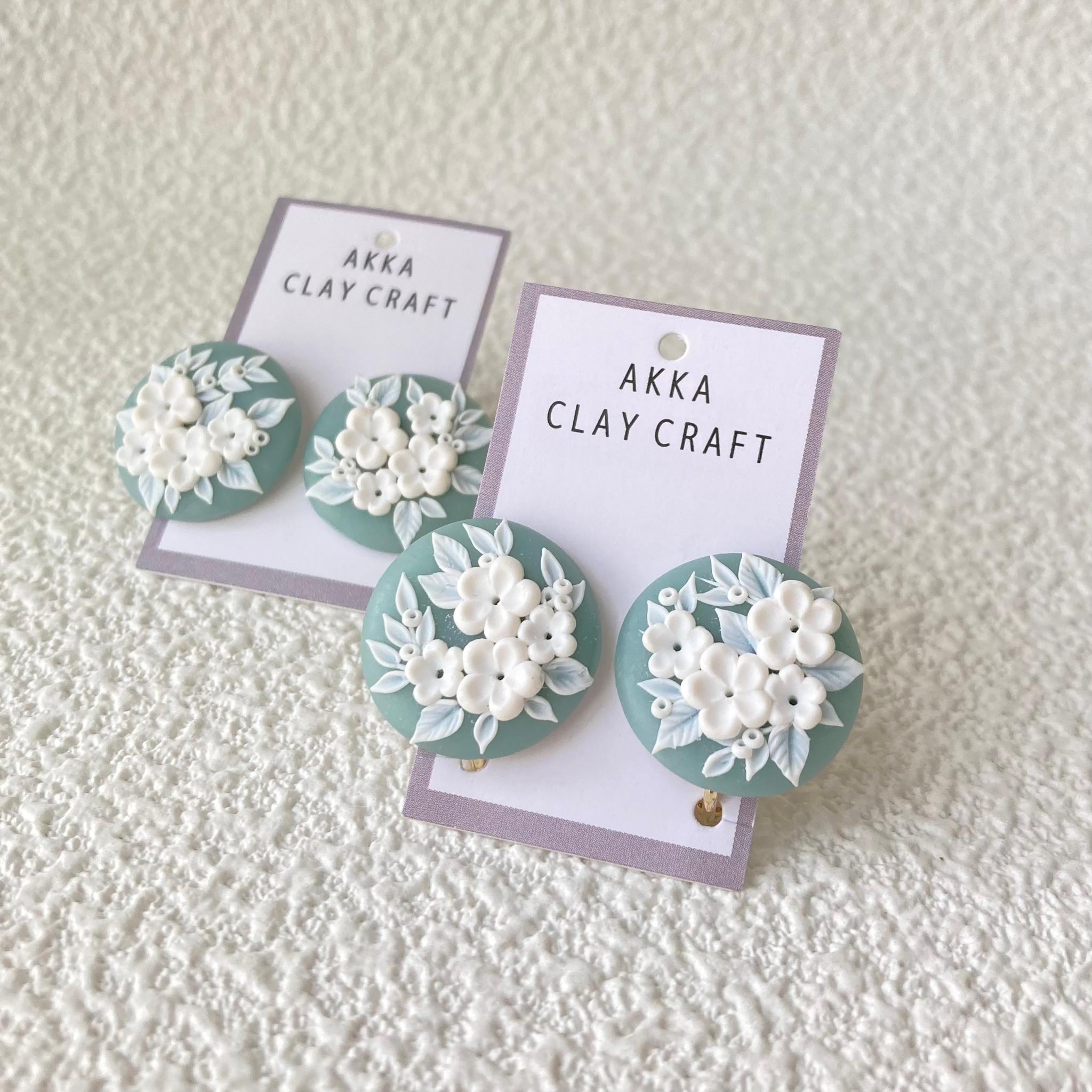 ジェイドカラー大粒　白花レリーフ耳飾り1枚目の画像