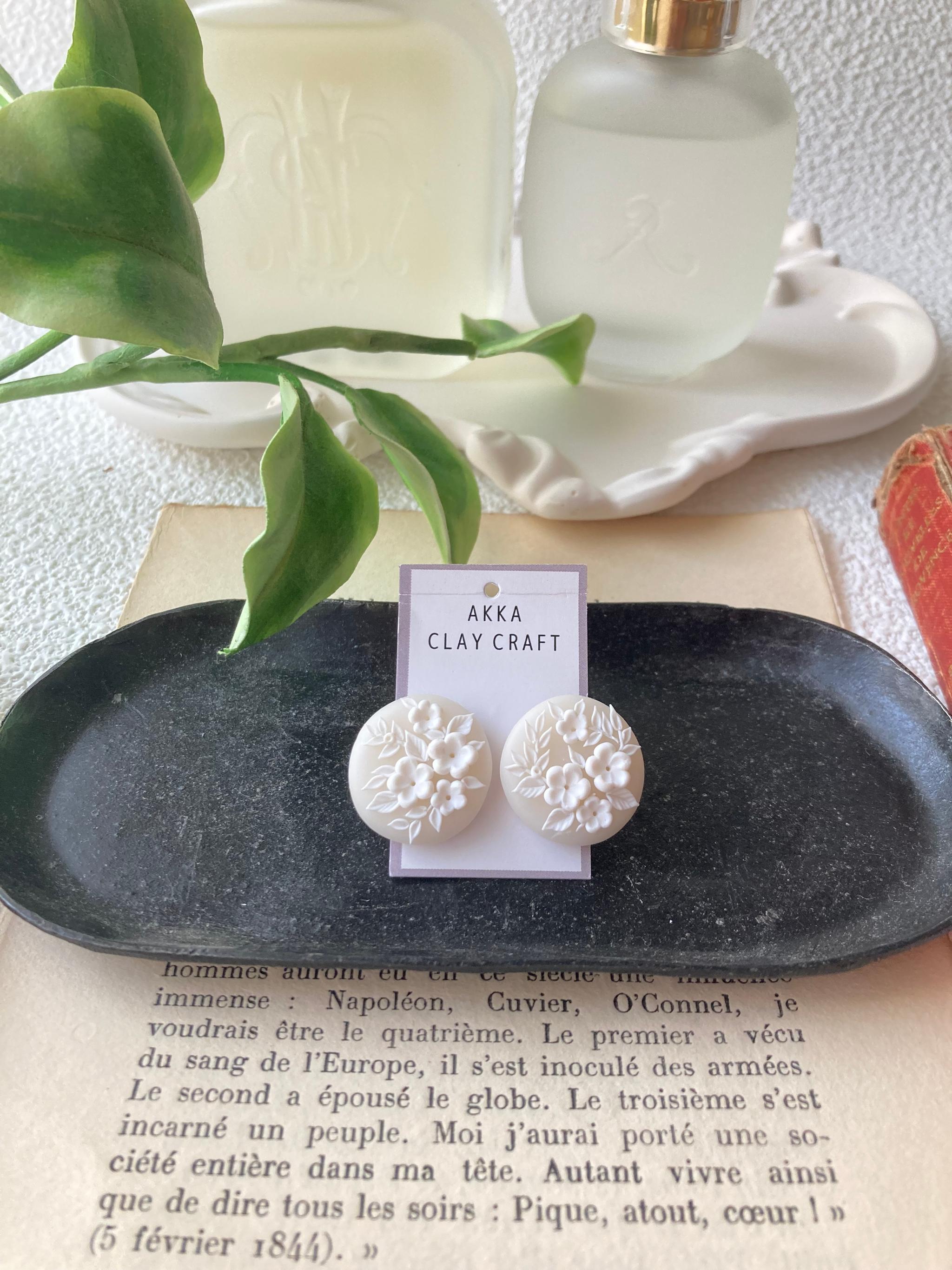 ホワイト大粒　白花レリーフ耳飾り1枚目の画像