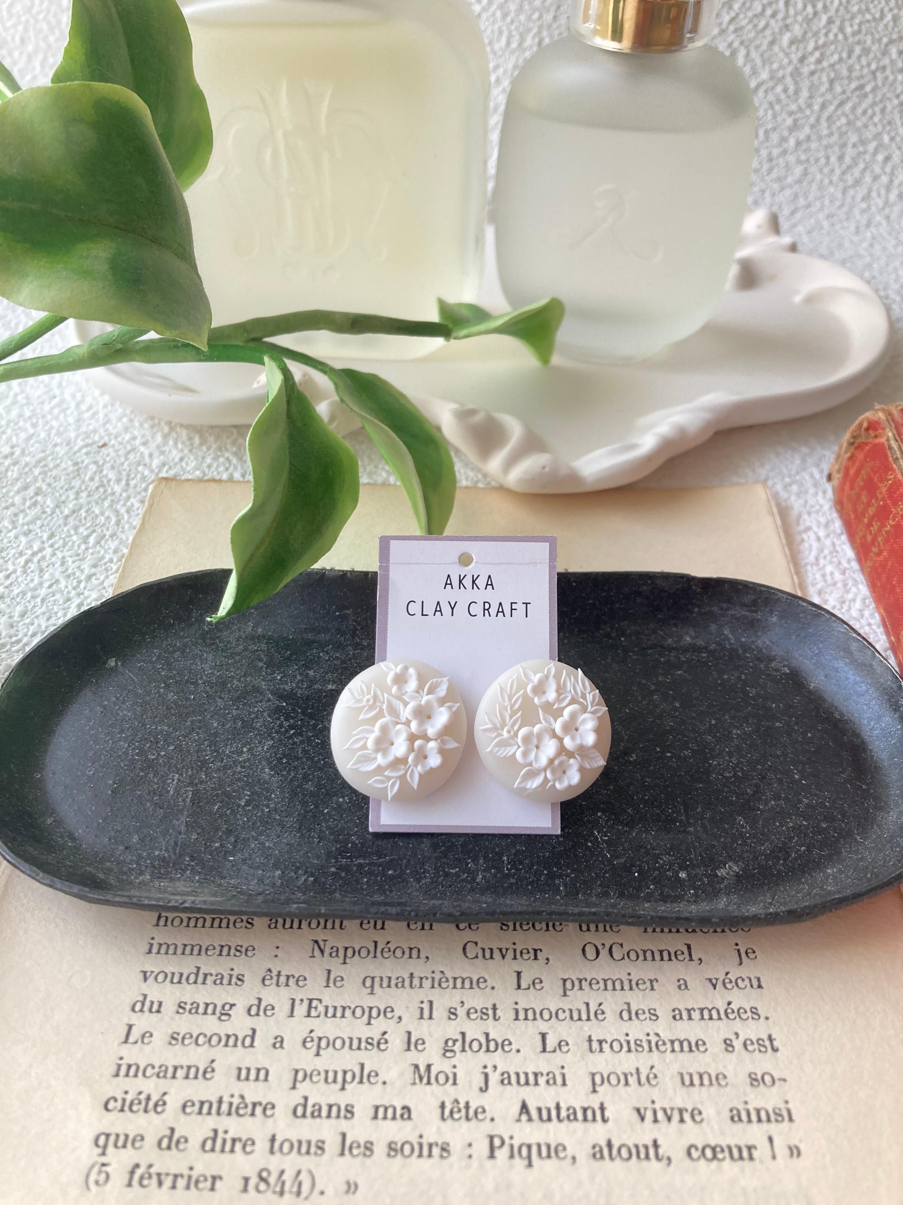 ホワイト大粒　白花レリーフ耳飾り